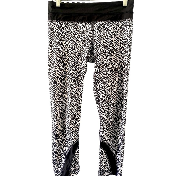 💕SALE💕 Lululemon Run: Inspire Crop II All Full-On Brushed Animal White / Black - Picture 4 of 7